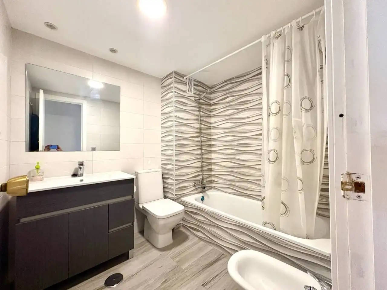 Badezimmer von Wohnung zum Verkauf in Alicante / Alacant mit Klimaanlage, Balkon und Gemeinschaftspool