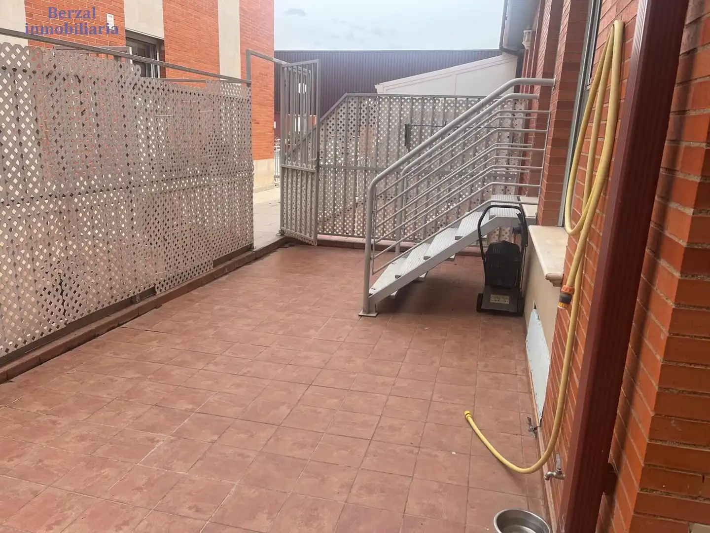 Terrassa de Casa adosada en venda en  Logroño amb Aire condicionat, Calefacció i Jardí privat