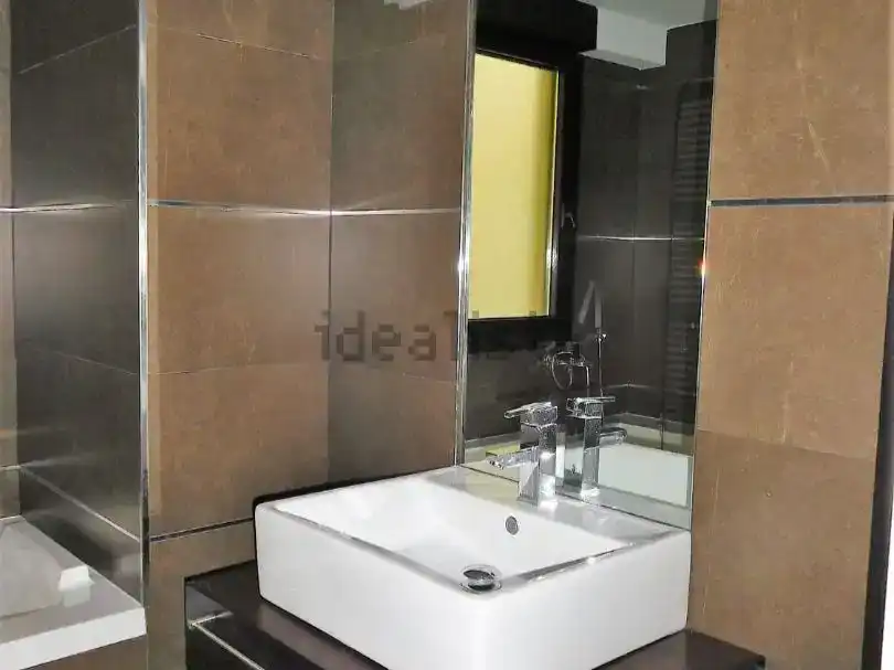 Bany de Pis en venda en  Pamplona / Iruña amb Aire condicionat, Parquet i Traster