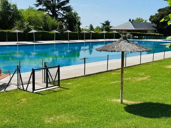 Piscina de Pis en venda en San Lorenzo de El Escorial amb Calefacció, Terrassa i Traster