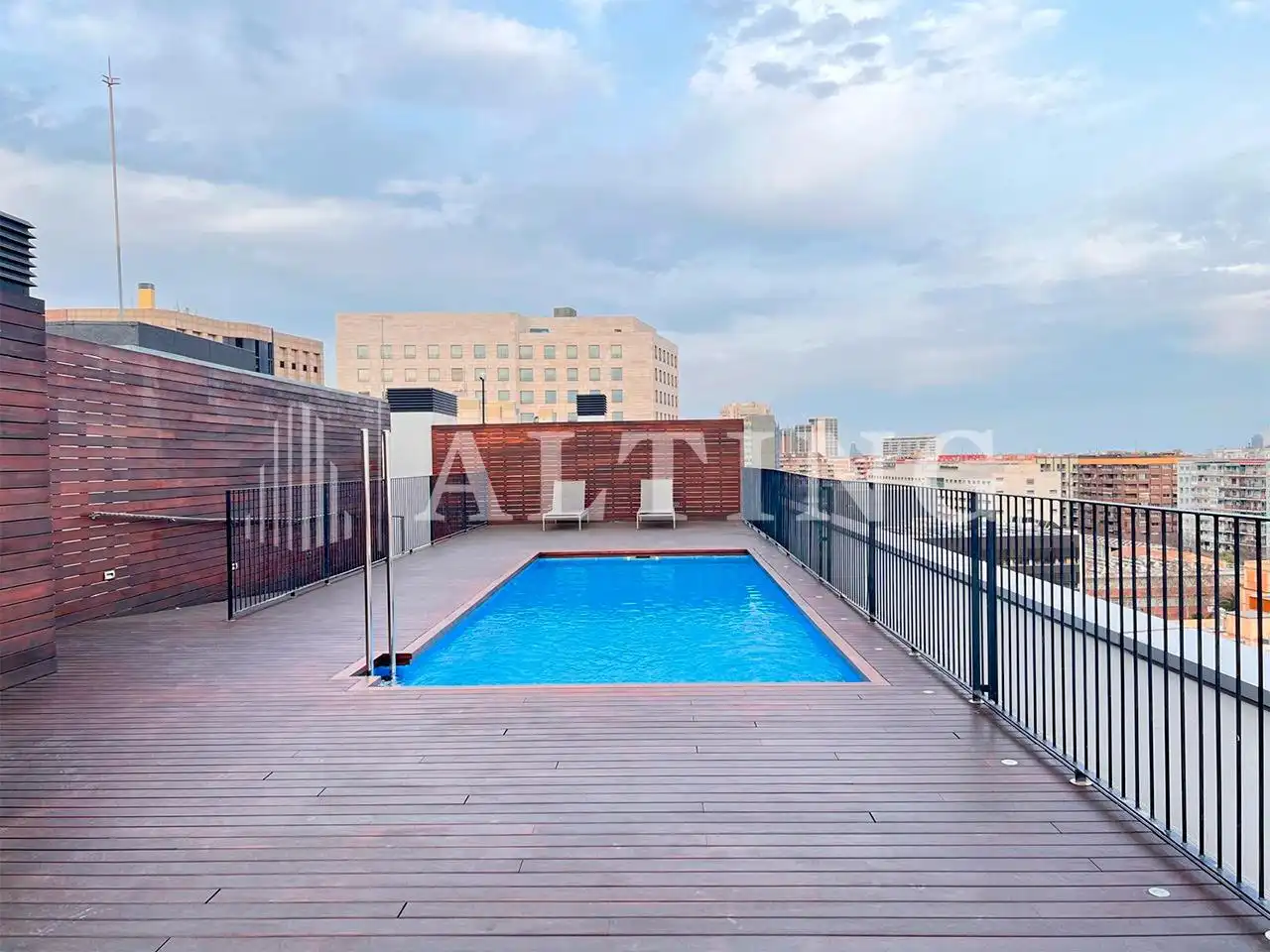 Schwimmbecken von Wohnung zum Verkauf in Barcelona mit Parkett, Terrasse und Abstellraum