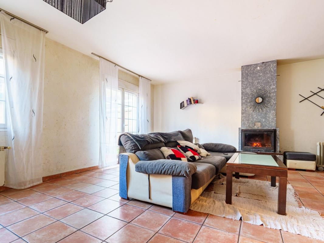 Sala d'estar de Casa adosada en venda en Ontígola amb Aire condicionat, Jardí privat i Moblat