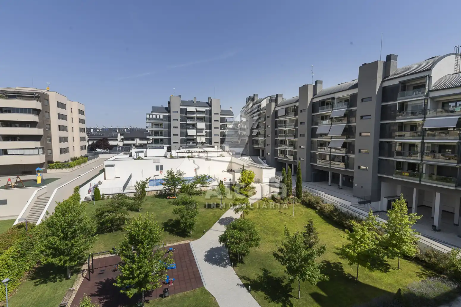 Vista exterior de Àtic en venda en Rivas-Vaciamadrid amb Aire condicionat, Calefacció i Jardí privat