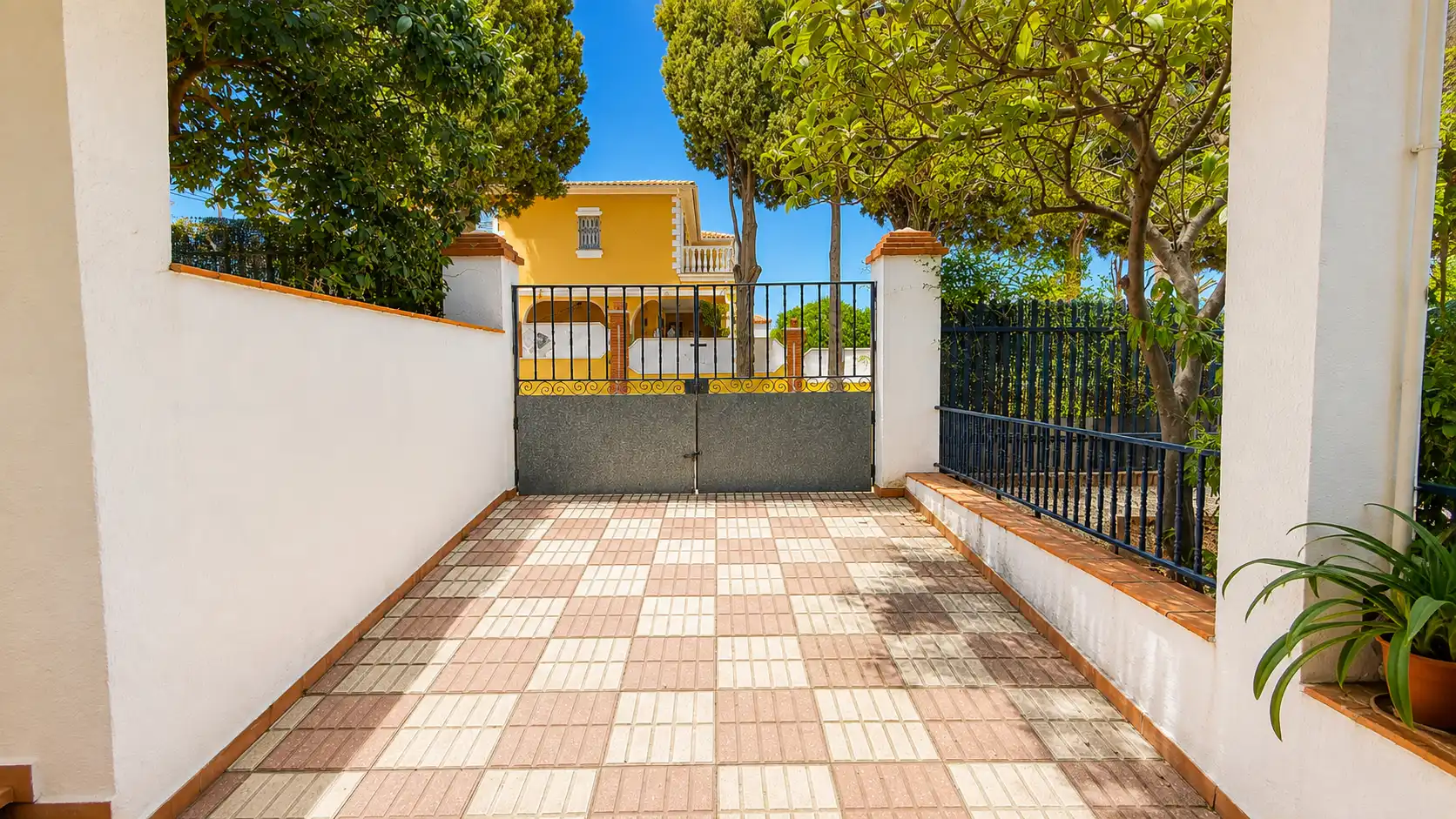 Vista exterior de Casa o xalet en venda en Alhaurín de la Torre amb Aire condicionat, Calefacció i Jardí privat