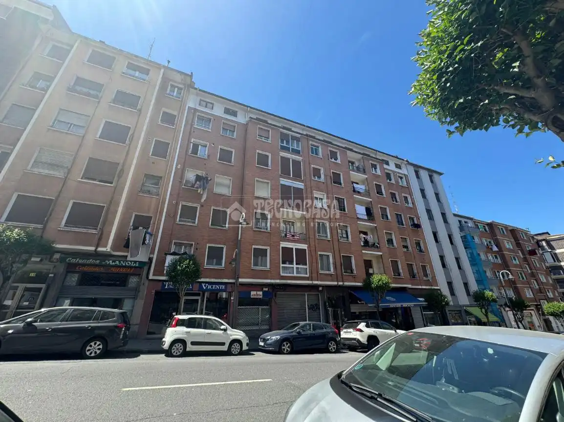 Vista exterior de Piso en venta en Bilbao  con Balcón