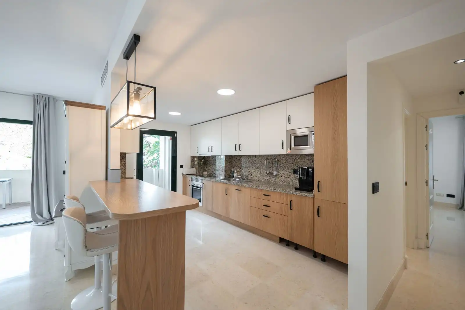Küche von Wohnung zur Miete in Benahavís mit Klimaanlage, Privatgarten und Terrasse
