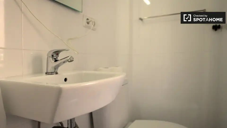 Baño de Piso de alquiler en Barcelona con Aire acondicionado, Calefacción y Amueblado