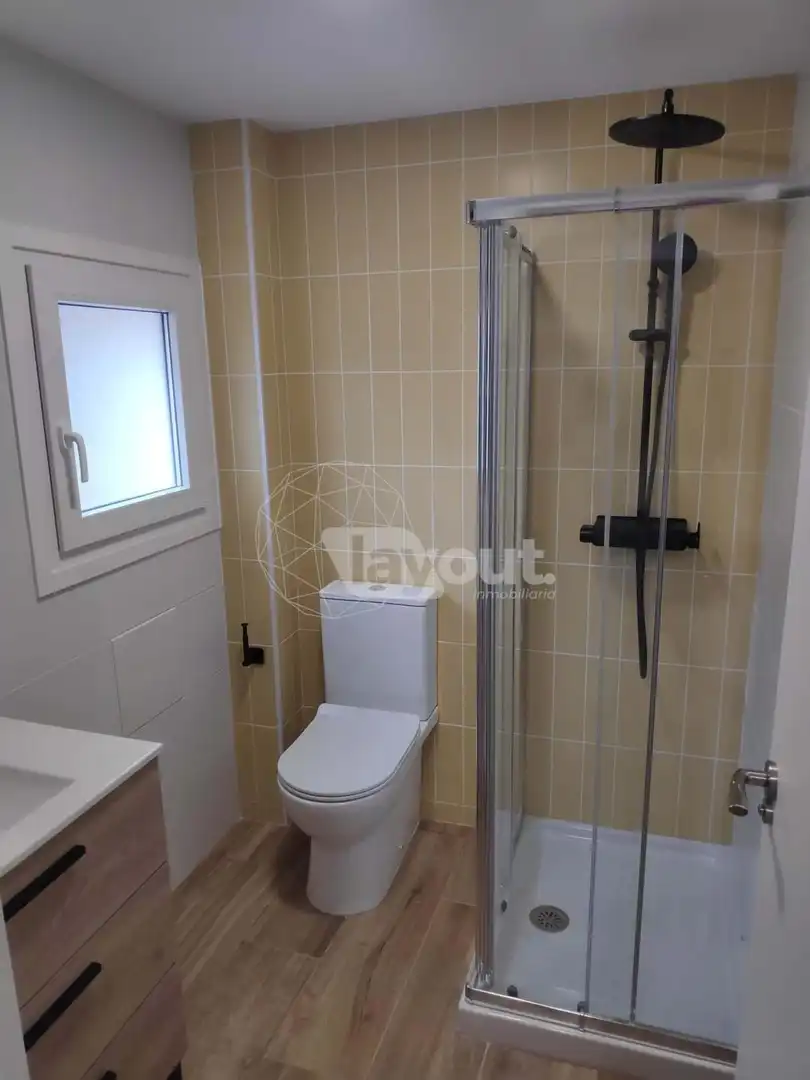 Badezimmer von Wohnung zur Miete in Plasencia mit Klimaanlage und Terrasse