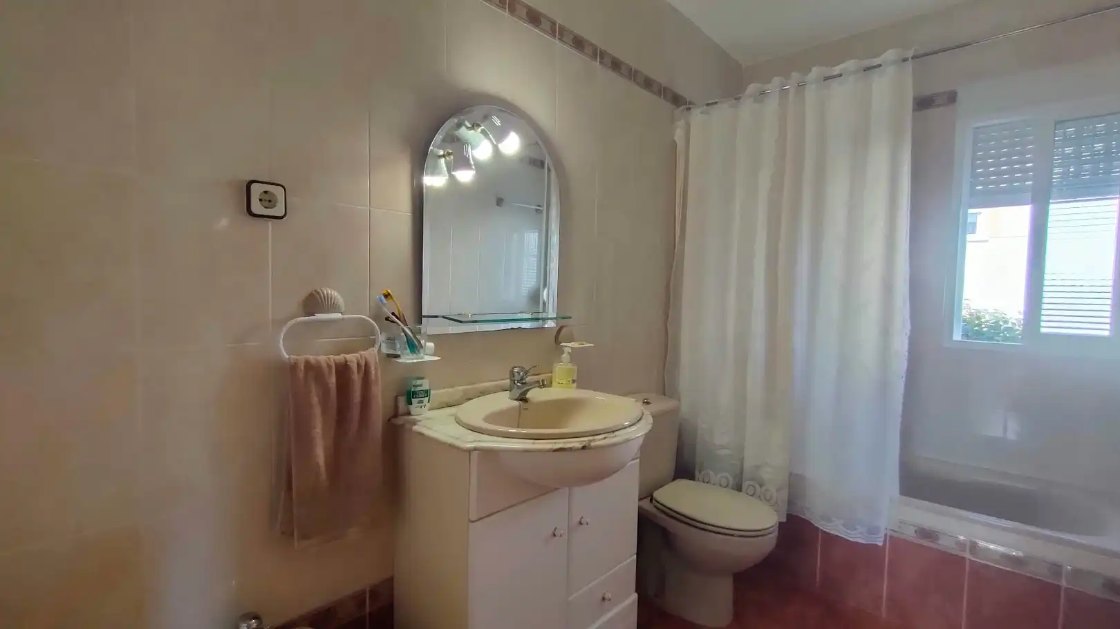 Baño de Casa o chalet en venta en Torrejón del Rey con Aire acondicionado, Calefacción y Jardín privado