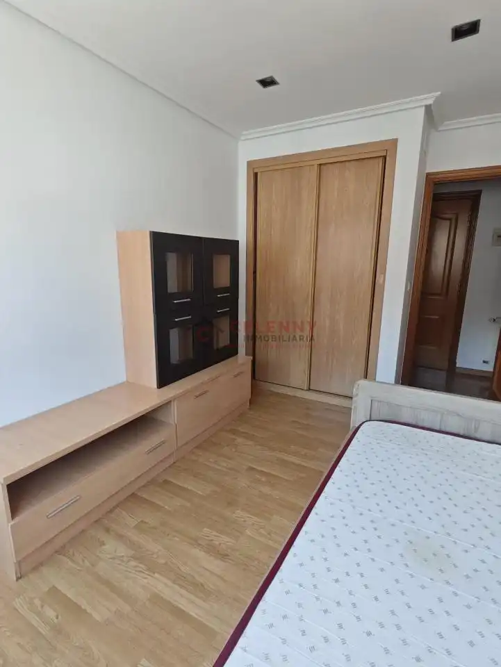 Habitación de Piso de alquiler en Ourense Capital  con Calefacción, Parquet y Trastero