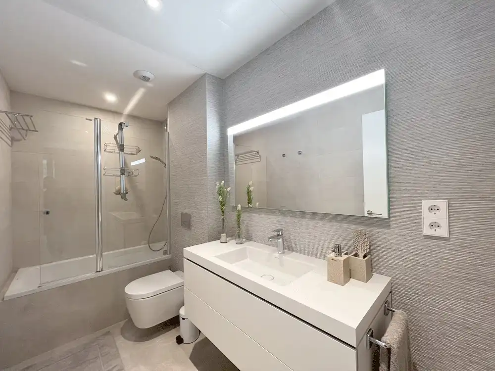 Badezimmer von Wohnung zur Miete in Salou mit Klimaanlage, Heizung und Terrasse