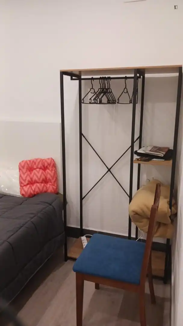 Dormitori de Apartament de lloguer en Madrid amb Moblat, Forn i Rentadora