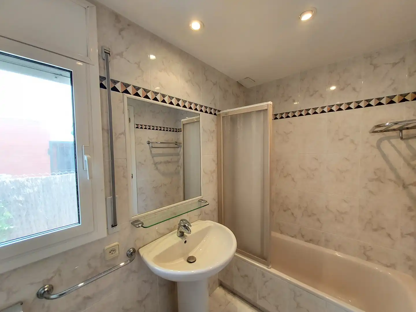 Bathroom of Houses for sale in El Vendrell  with Air Conditioner, Heating and Private garden