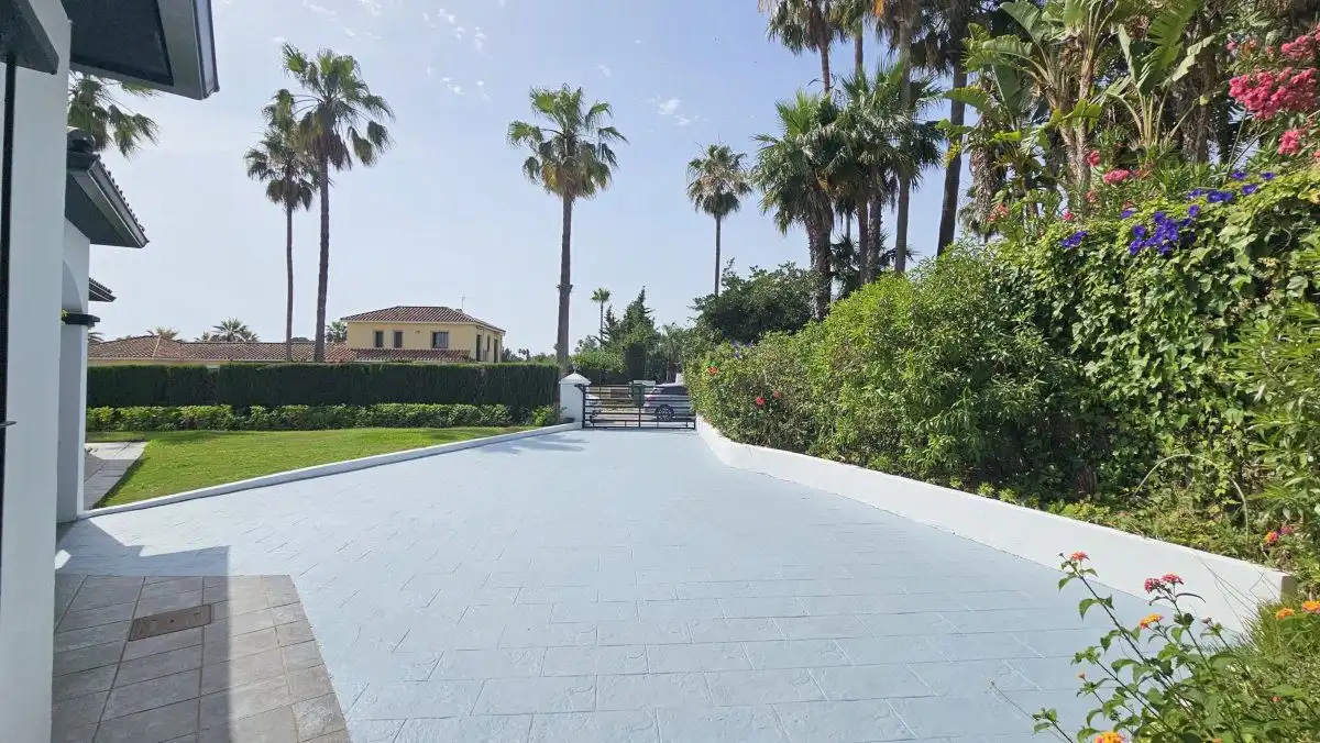 Vista exterior de Casa o chalet en venta en Sotogrande con Aire acondicionado, Jardín privado y Terraza