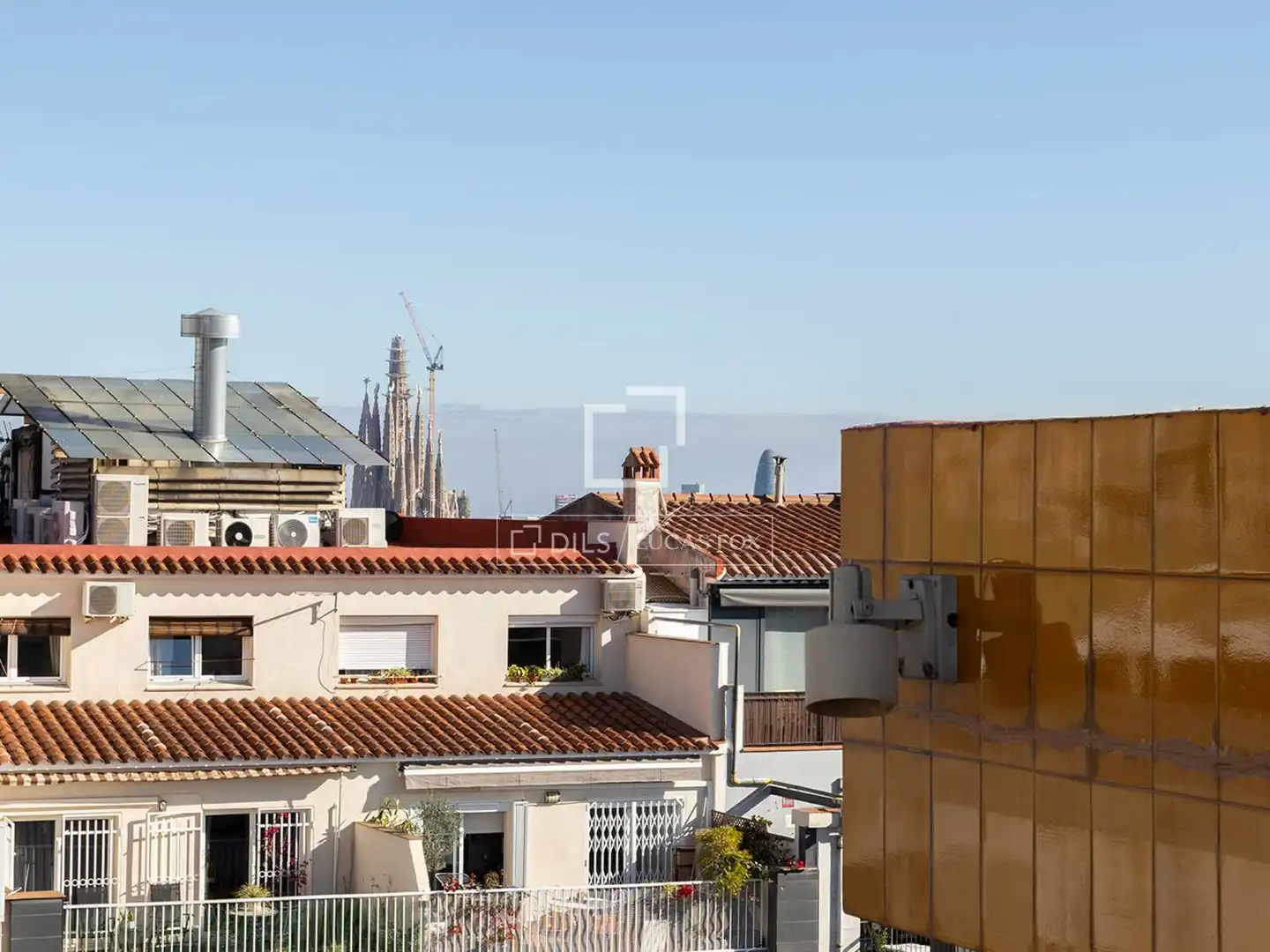 Vista exterior de Àtic en venda en Barcelona amb Terrassa, Piscina i Balcó