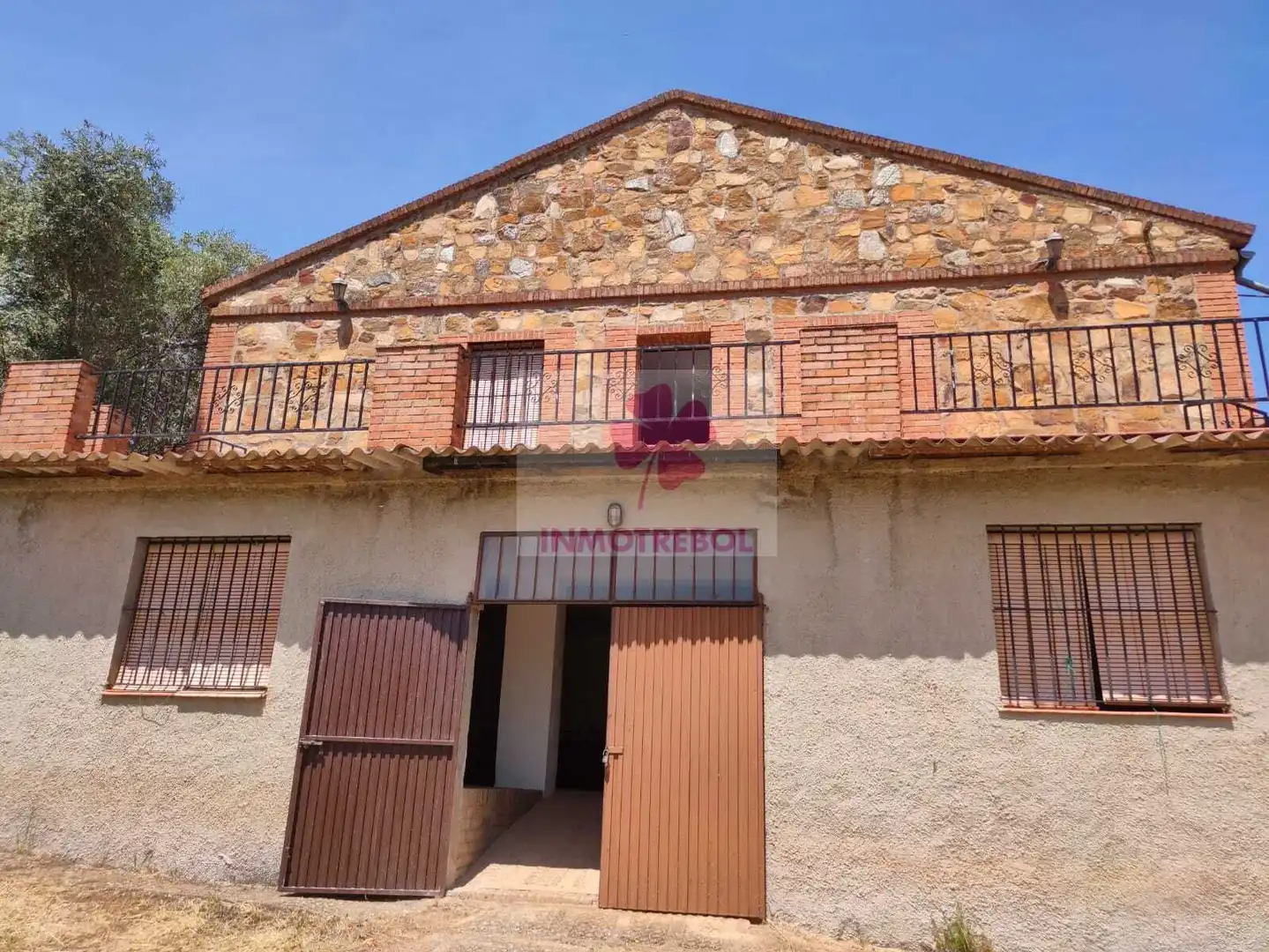 Vista exterior de Casa o xalet en venda en Alanís amb Jardí privat, Terrassa i Traster