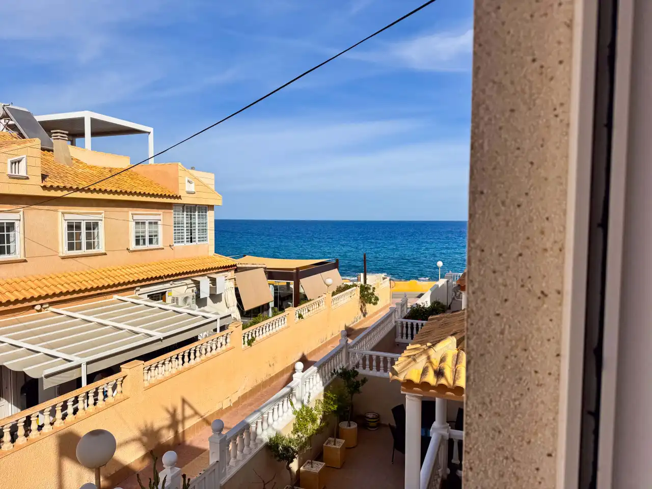 Vista exterior de Casa adosada en venda en Torrevieja amb Aire condicionat, Calefacció i Jardí privat
