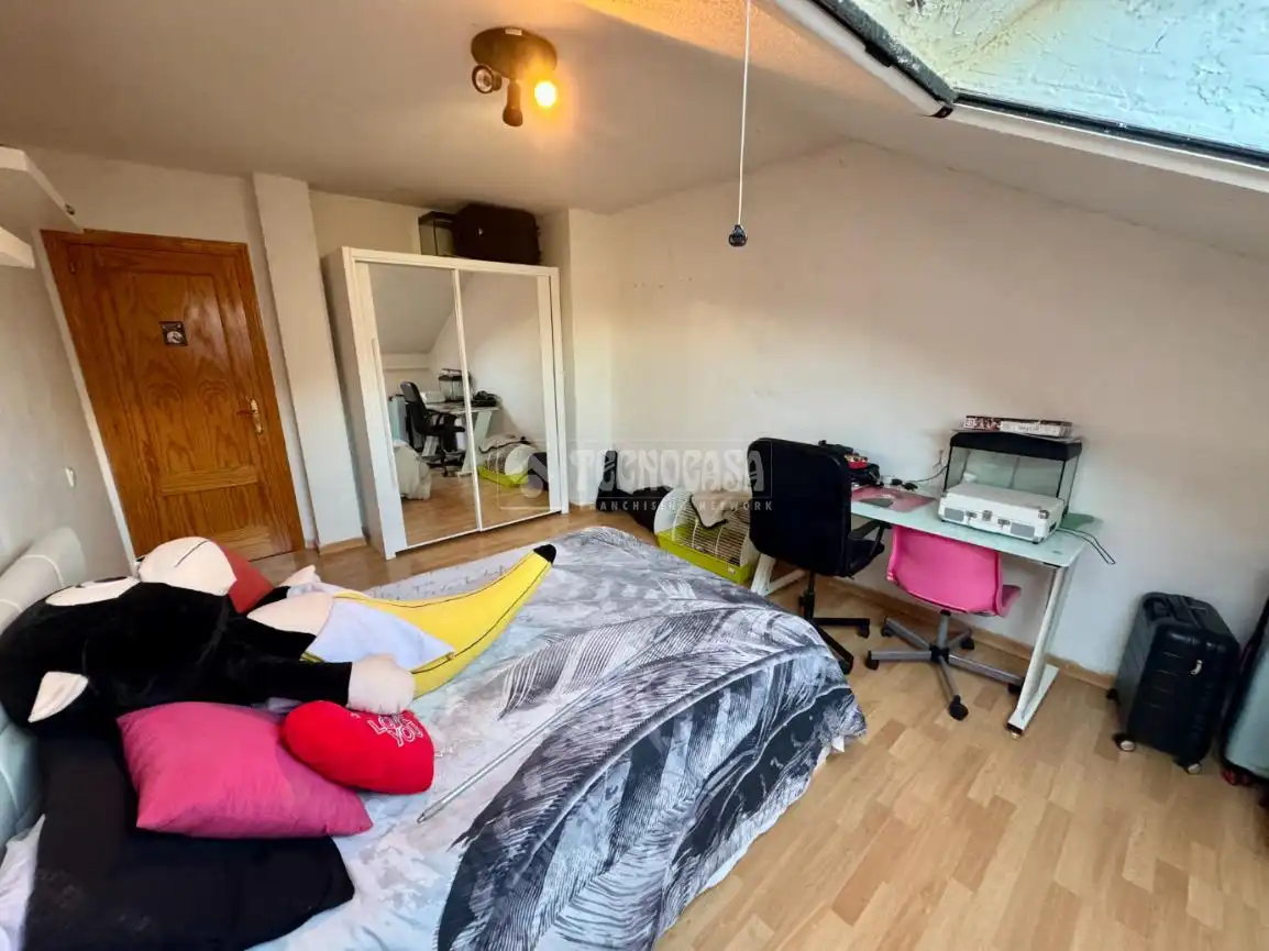 Habitación de Casa adosada en venta en Villanueva de la Torre con Aire acondicionado