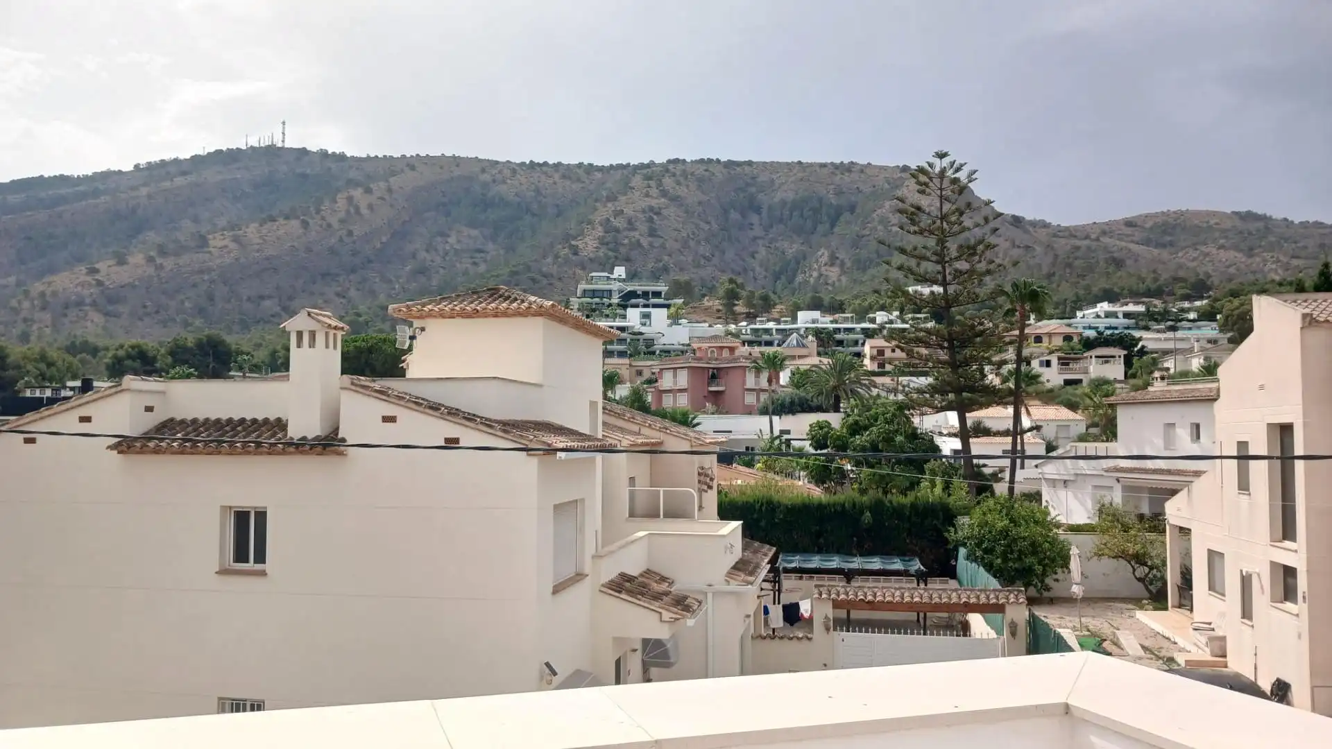 Vista exterior de Casa o xalet en venda en L'Alfàs del Pi amb Aire condicionat i Piscina