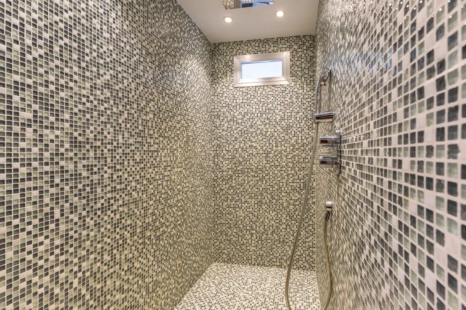 Bathroom of Attic for rent in Valencia  with Air Conditioner, Heating and Parquet flooring