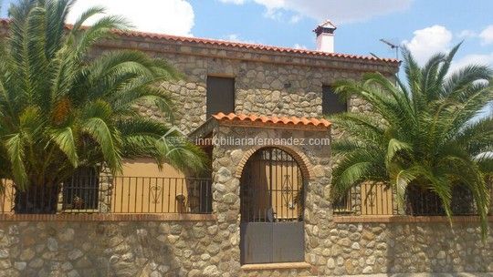 Vista exterior de Casa o xalet en venda en Zarza de Montánchez amb Calefacció, Jardí privat i Piscina
