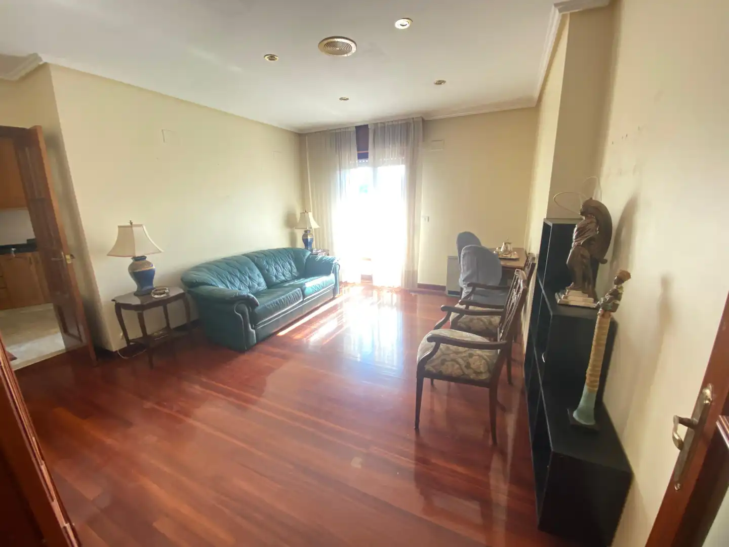Sala de estar de Piso en venta en Castro-Urdiales con Calefacción, Jardín privado y Parquet