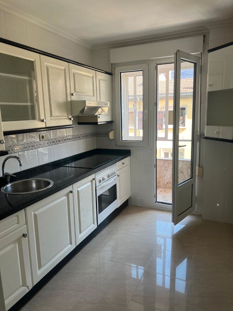 Kitchen of Flat for sale in Oviedo   with Heating and Storage room