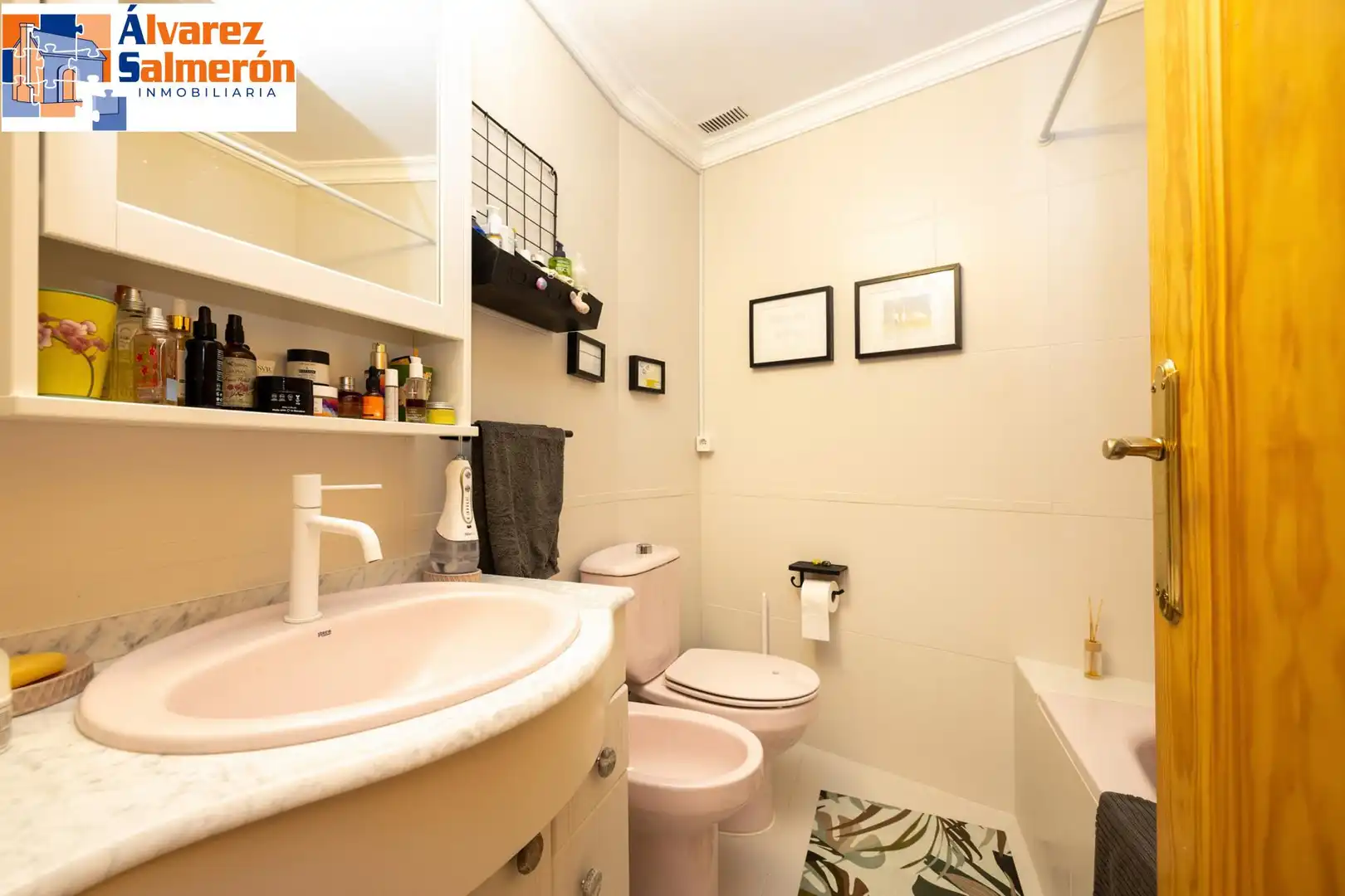 Bathroom of Apartments for sale in Granada