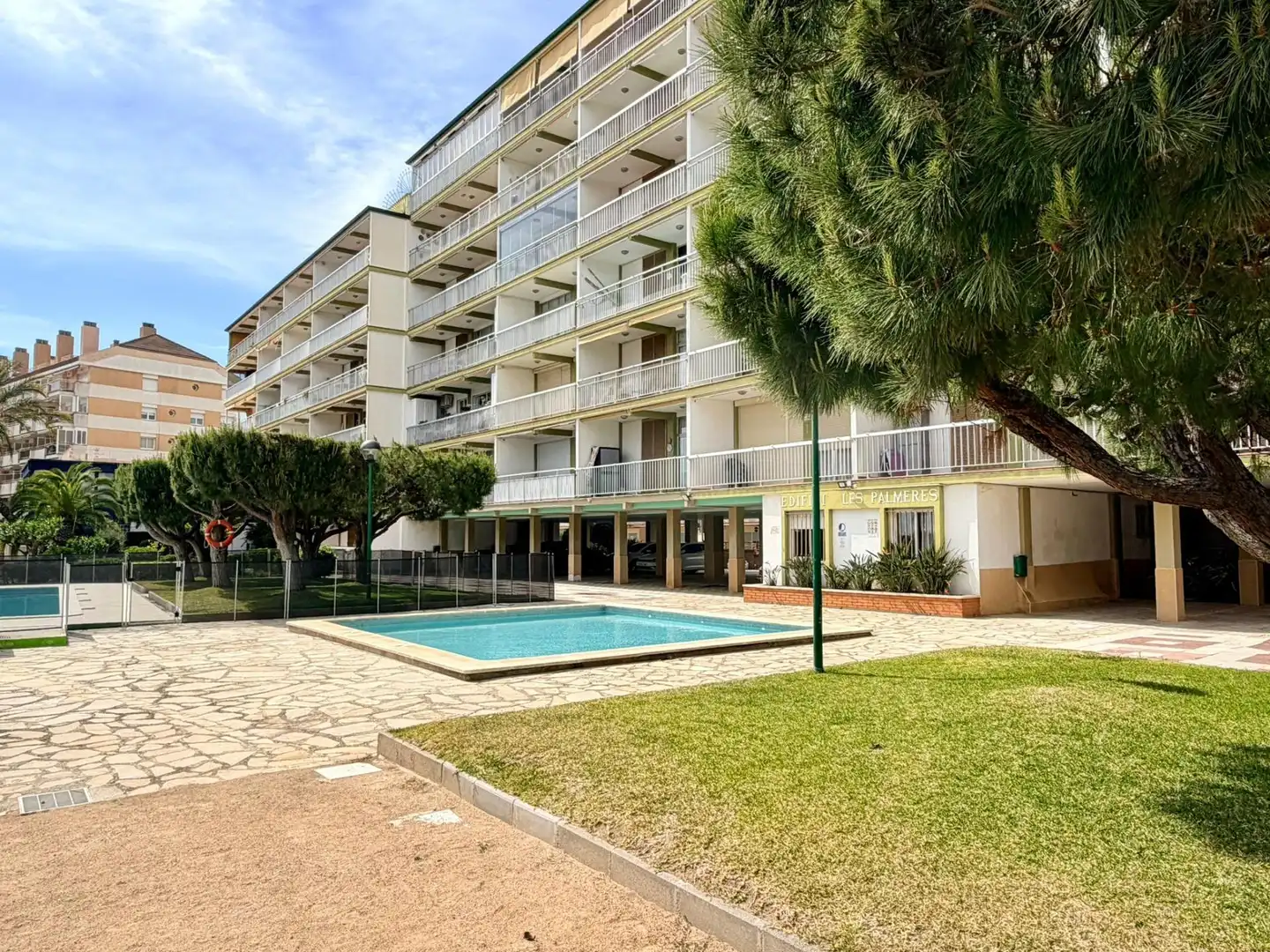 Vista exterior de Piso en venta en Cunit con Terraza, Amueblado y Piscina comunitaria