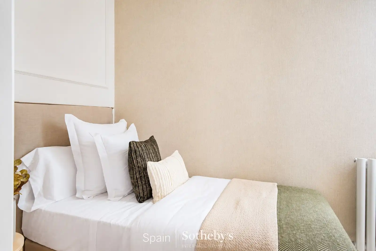 Dormitori de Apartament en venda en Madrid amb Aire condicionat, Calefacció i Terrassa