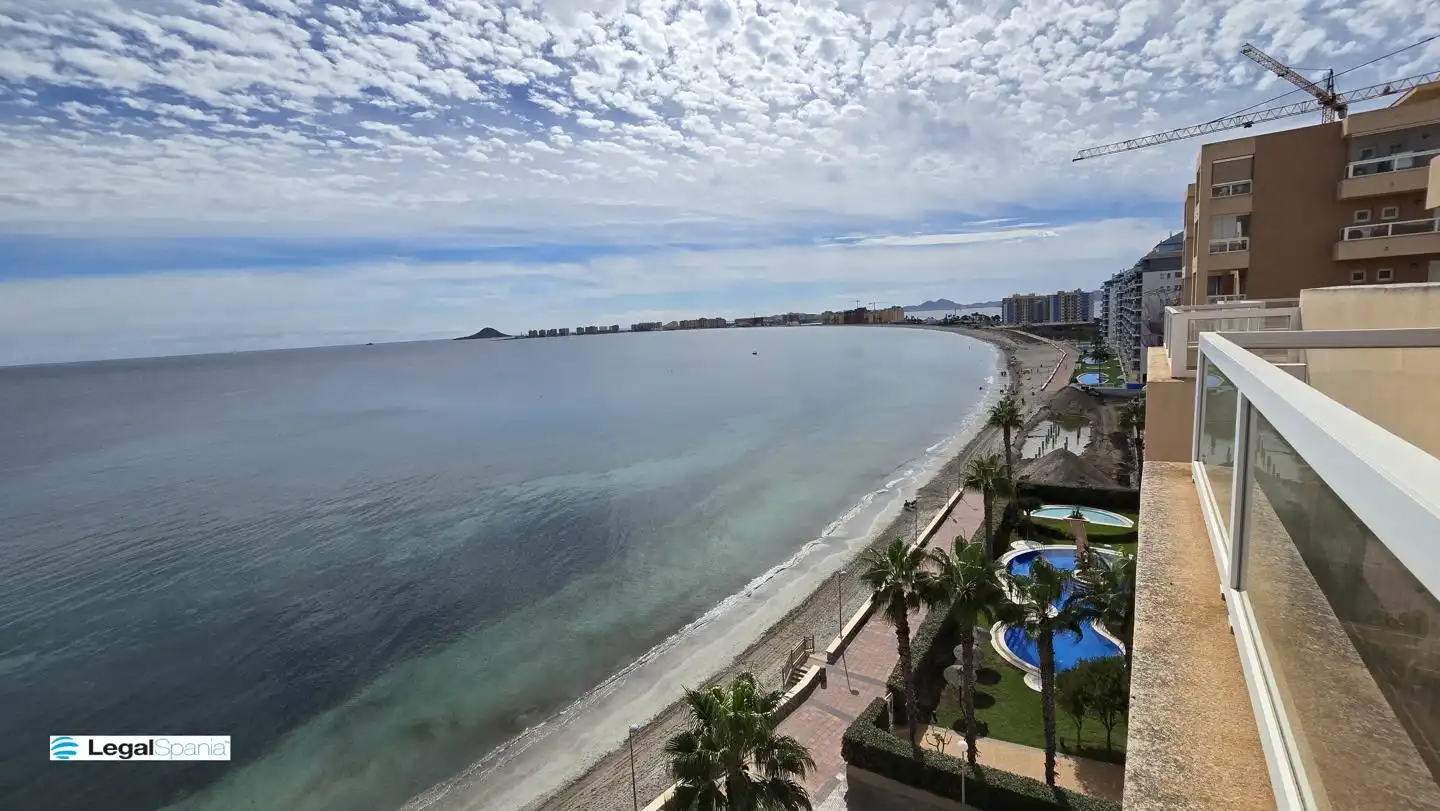 Außenansicht von Wohnungen zum Verkauf in La Manga del Mar Menor mit Klimaanlage, Heizung und Privatgarten