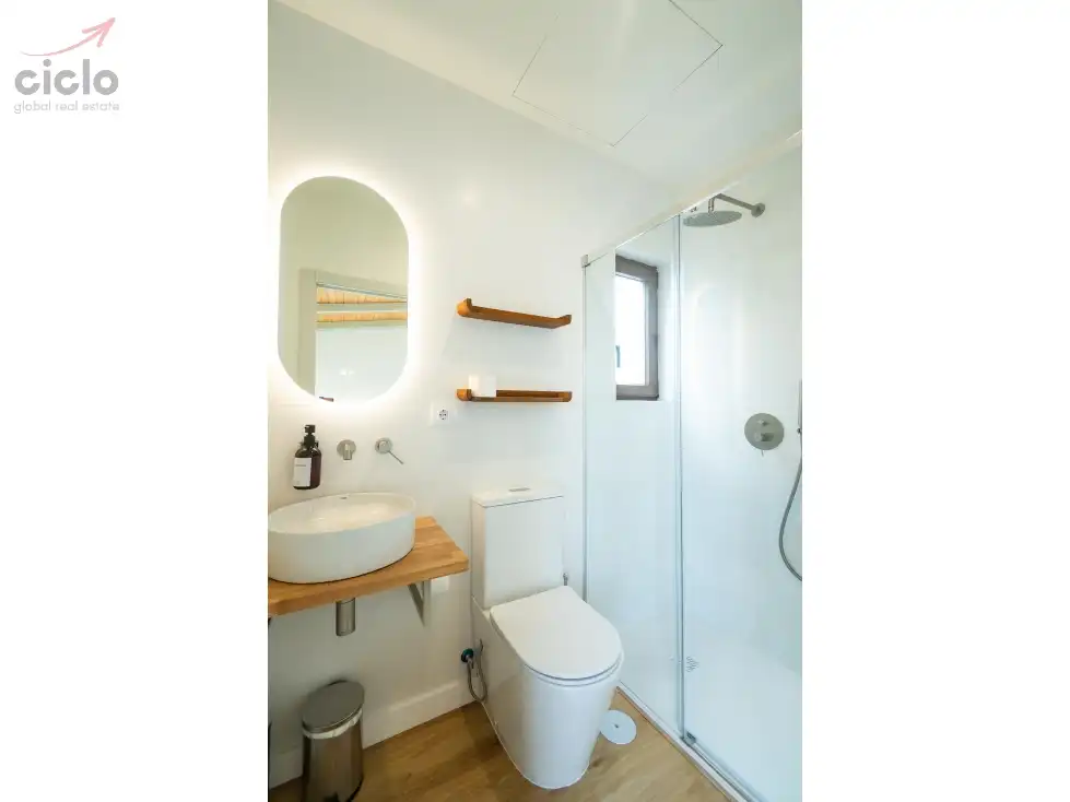Bathroom of Flat for sale in Sevilla  with Terrace, Swimming Pool and Furnished