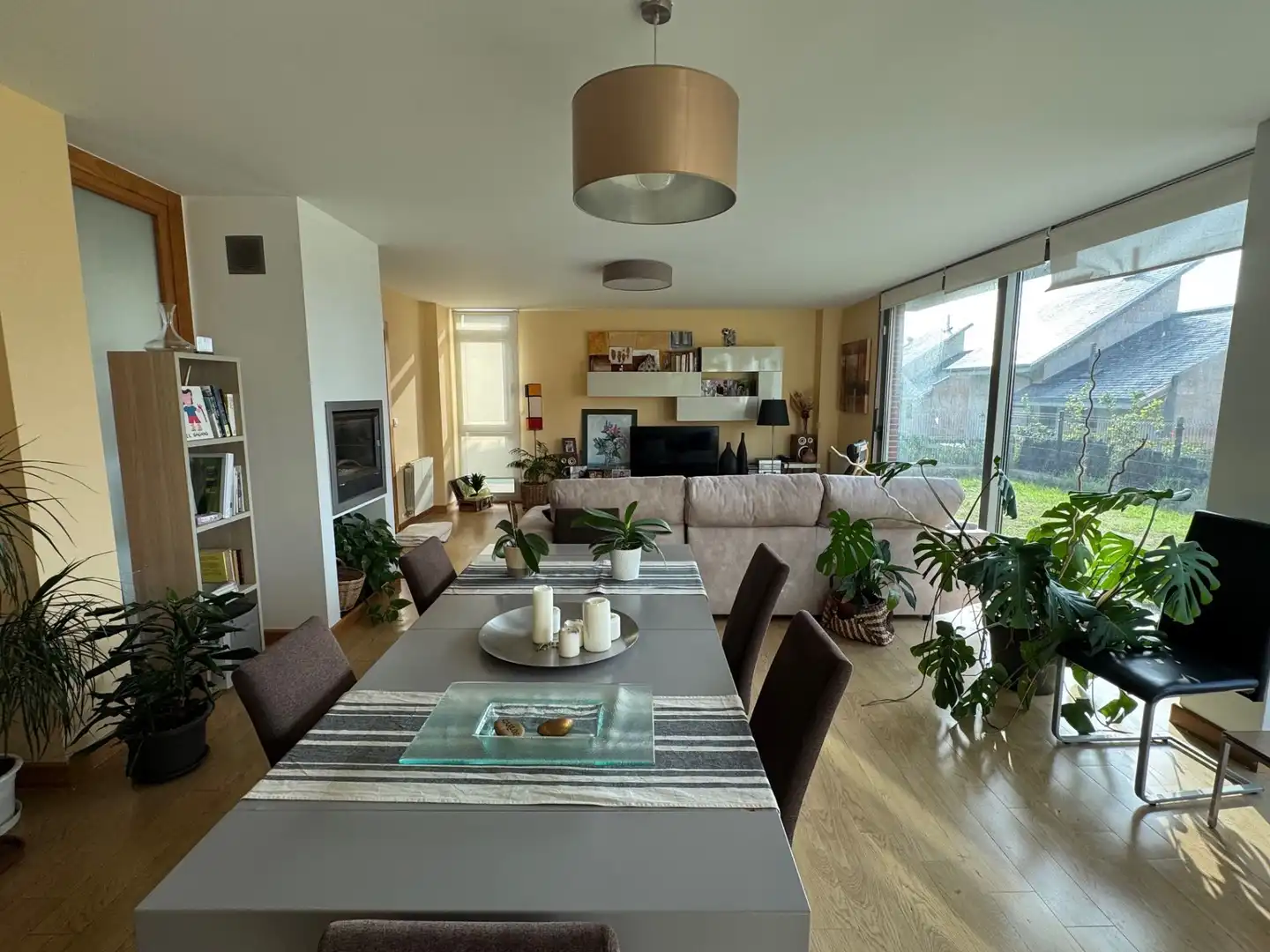 Sala d'estar de Casa o xalet en venda en Santa Cruz de Bezana amb Calefacció, Jardí privat i Terrassa