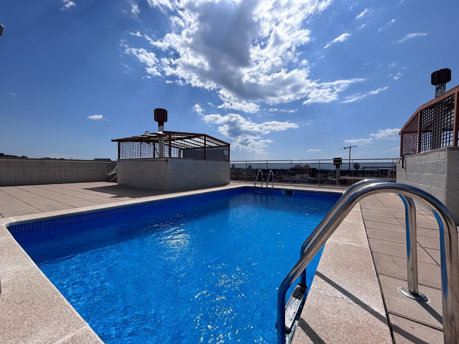 Piscina de Piso en venta en Cornellà de Llobregat con Calefacción, Terraza y Piscina