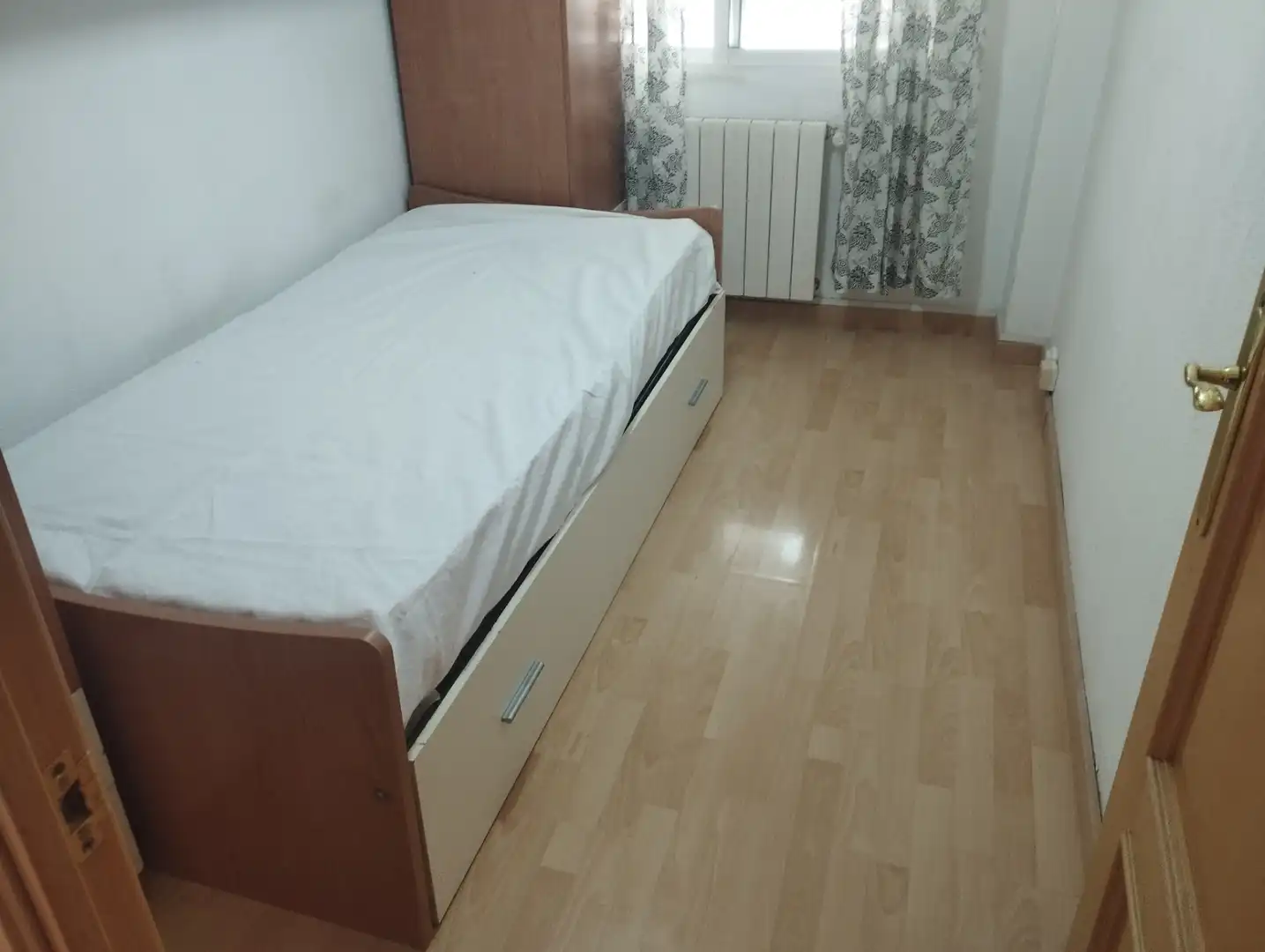 Bedroom of Flat for sale in Zaragoza  with Heating, Parquet flooring and Furnished