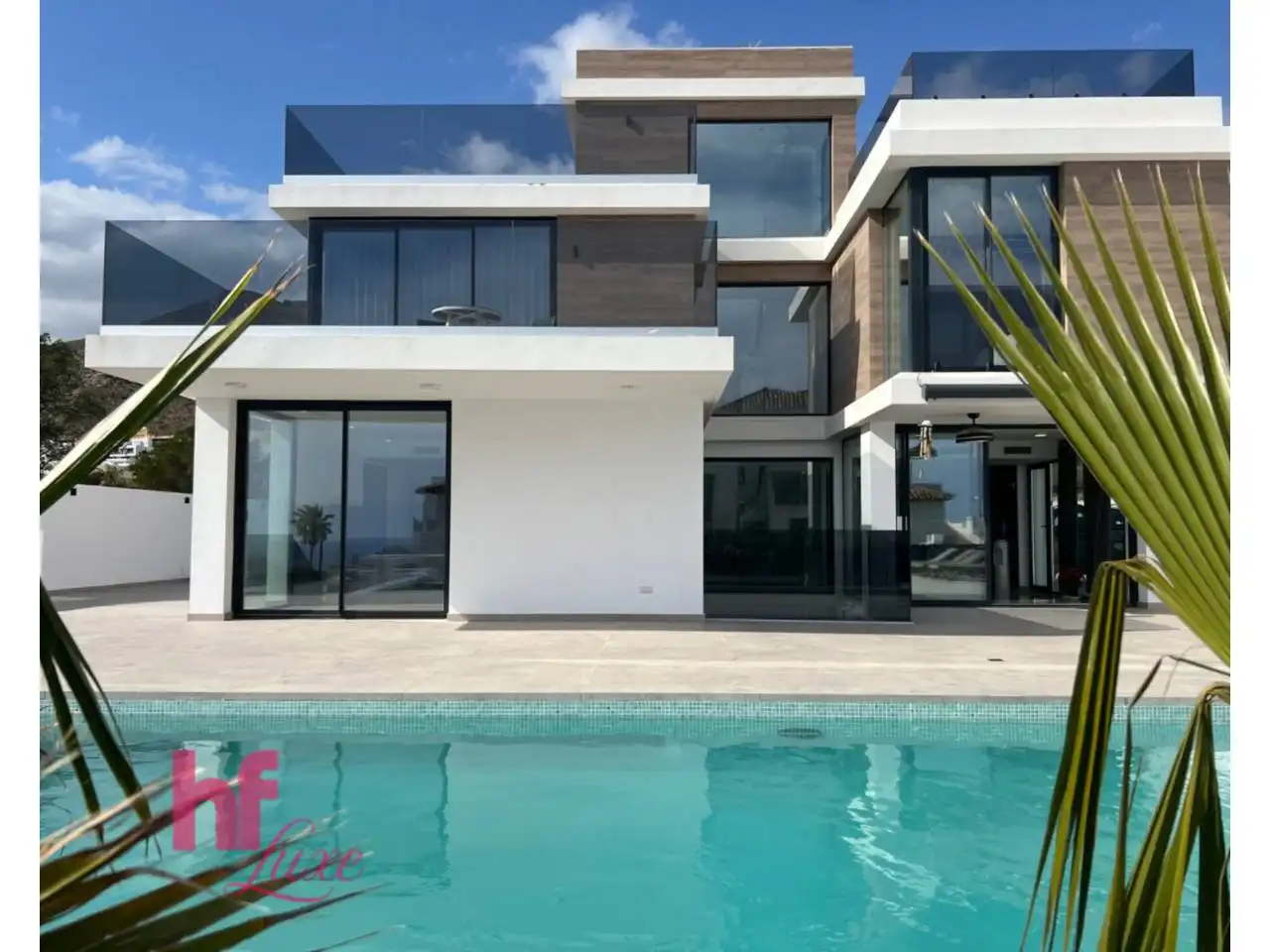 Detached house with pool for sale in Calle Londres