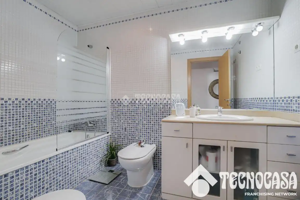 Baño de Casa adosada en venta en Sant Vicenç Dels Horts con Aire acondicionado y Calefacción