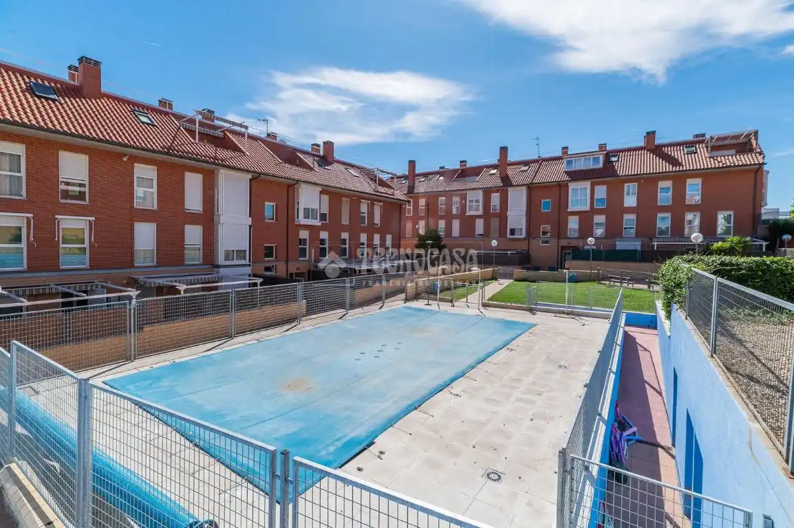 Vista exterior de Pis en venda en Arroyomolinos (Madrid) amb Parquet, Terrassa i Balcó