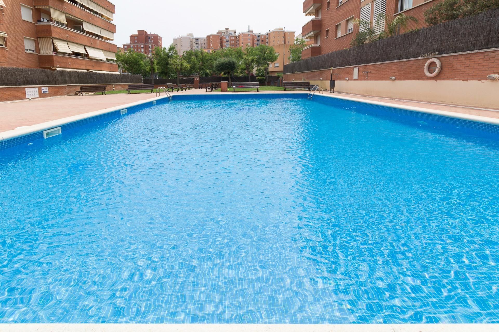 Piscina de Pis en venda en Viladecans amb Aire condicionat, Calefacció i Jardí privat