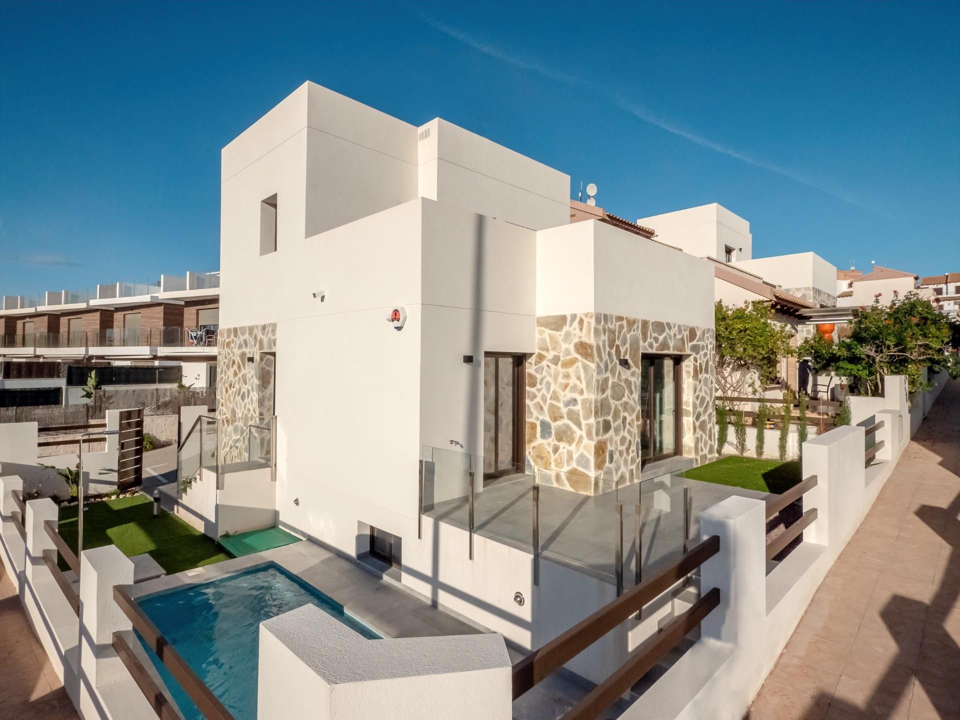 Vista exterior de Casa o xalet en venda en Orihuela amb Piscina