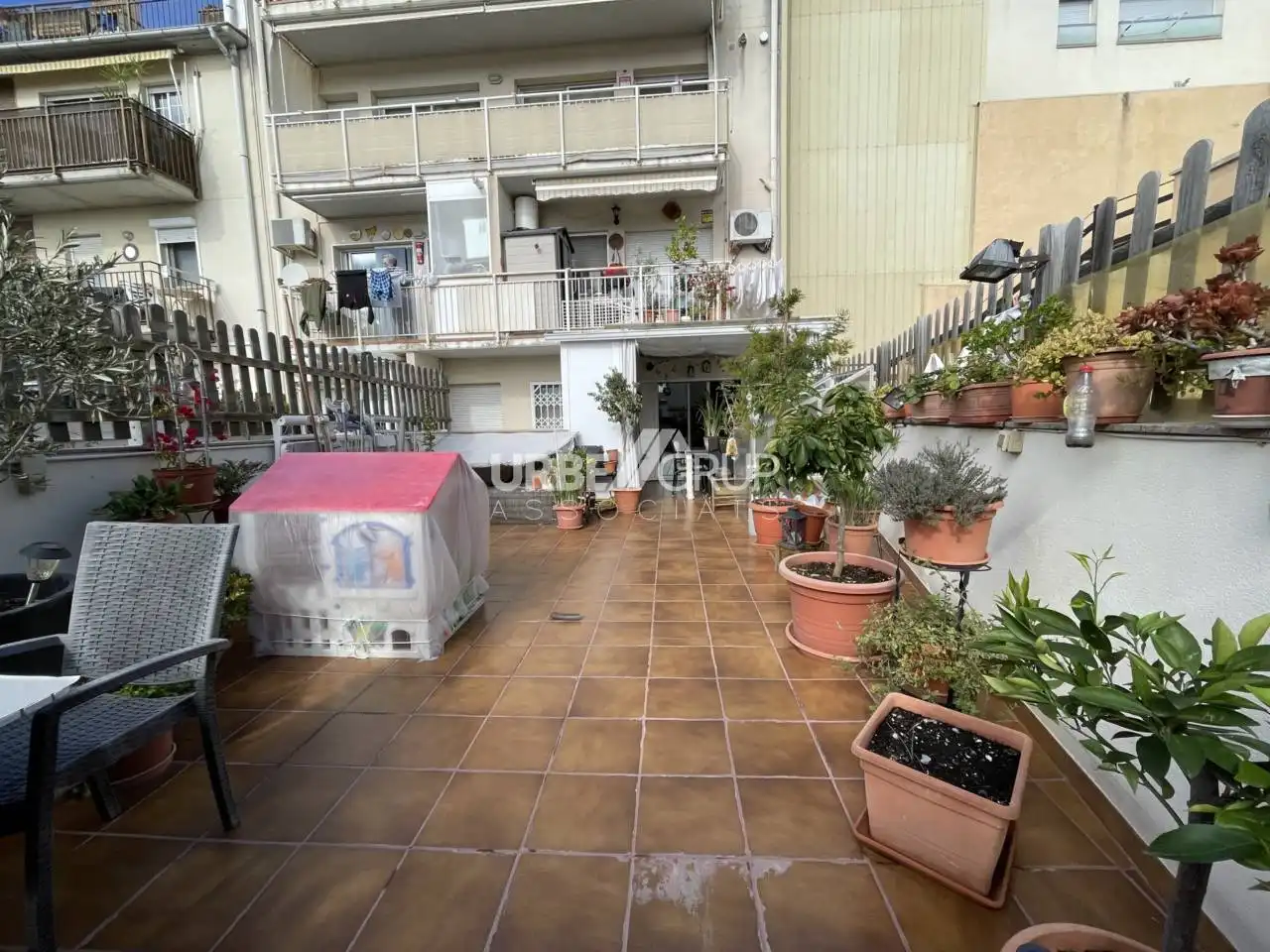 Außenansicht von Wohnung zum Verkauf in Terrassa mit Klimaanlage, Heizung und Privatgarten