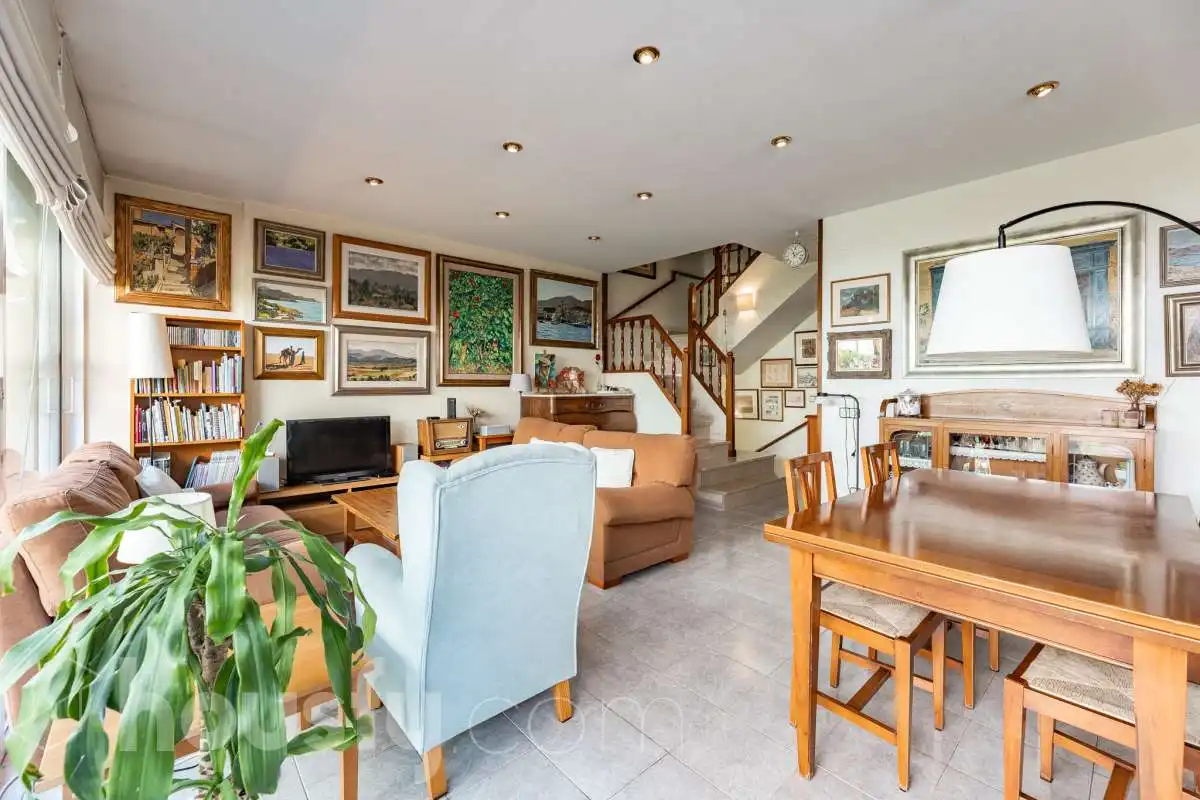 Sala de estar de Casa o chalet en venta en Sant Cugat del Vallès con Calefacción, Jardín privado y Parquet