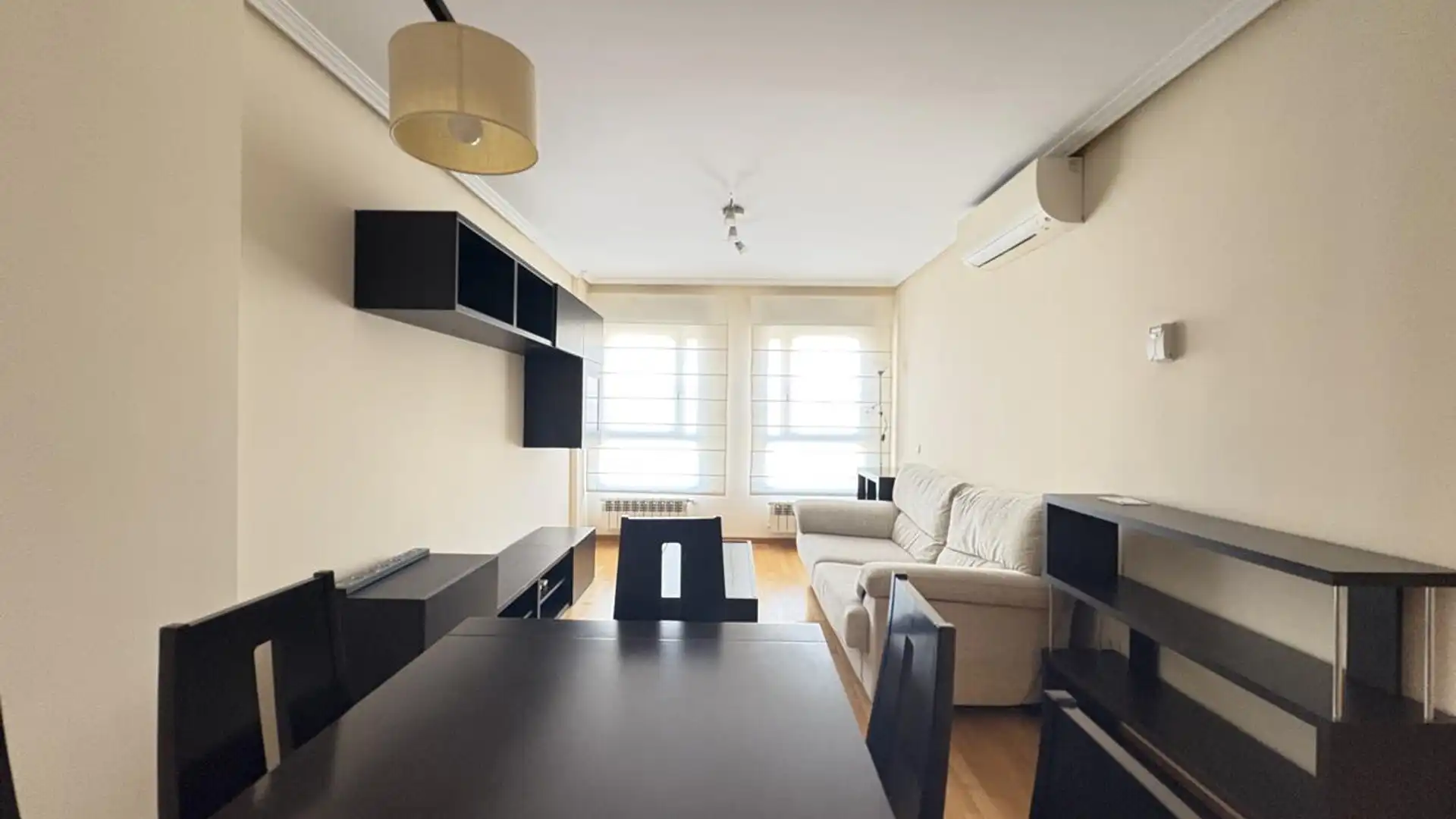 Sala de estar de Piso de alquiler en  Madrid Capital con Aire acondicionado, Calefacción y Trastero