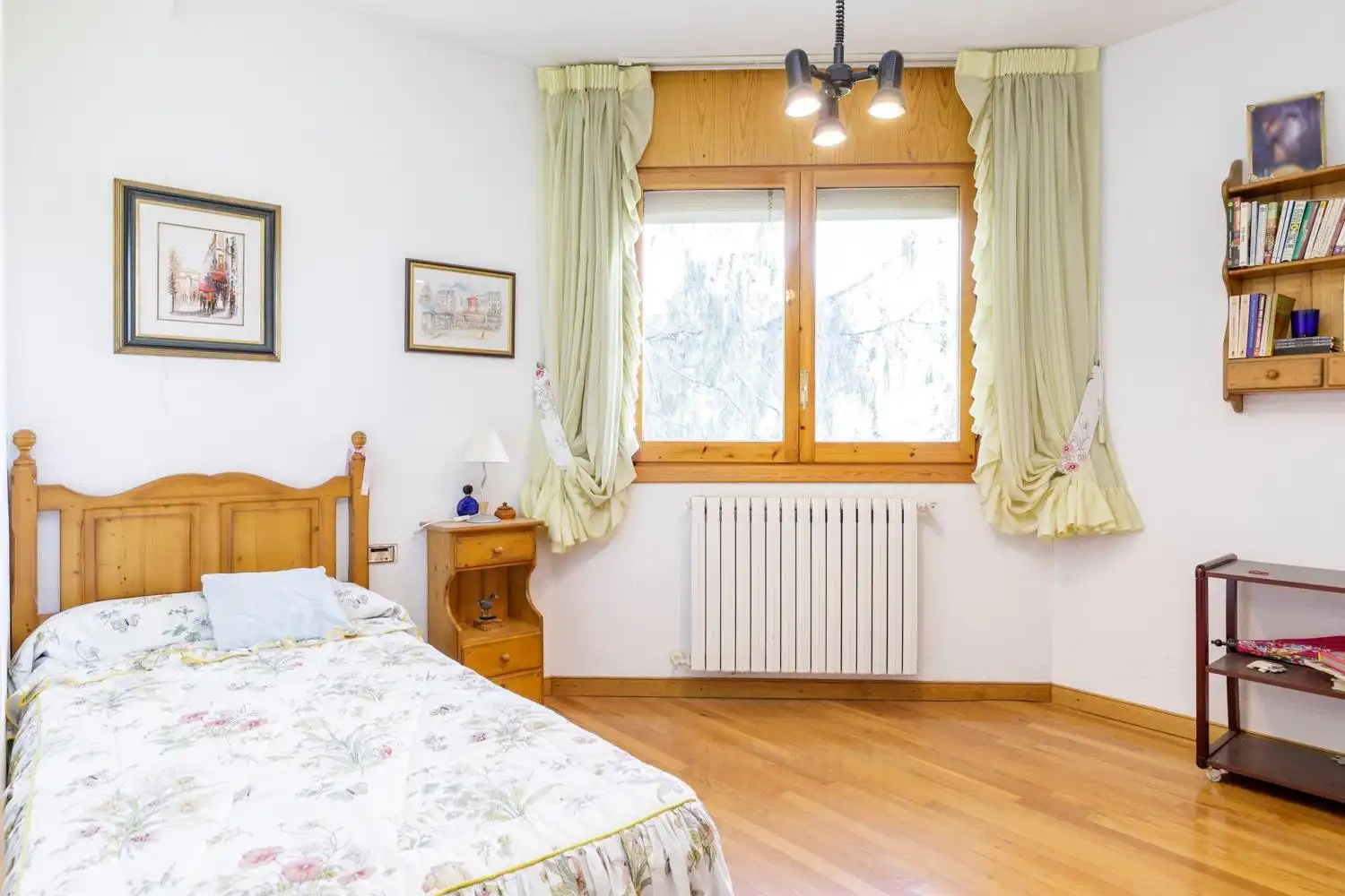 Bedroom of Houses for sale in Zaragoza  with Air Conditioner, Heating and Private garden