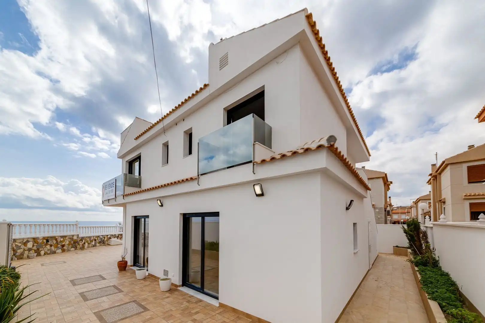 Vista exterior de Casa o xalet en venda en Torrevieja amb Aire condicionat, Calefacció i Jardí privat