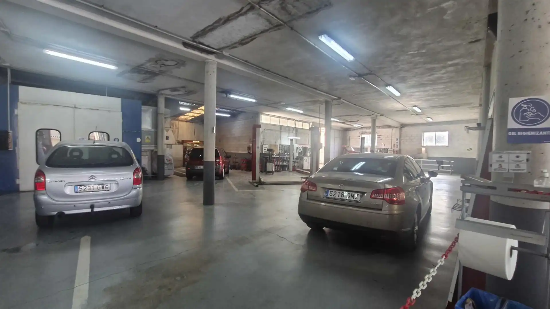 Parkplatz von Fabrikhallen zum Verkauf in Negreira