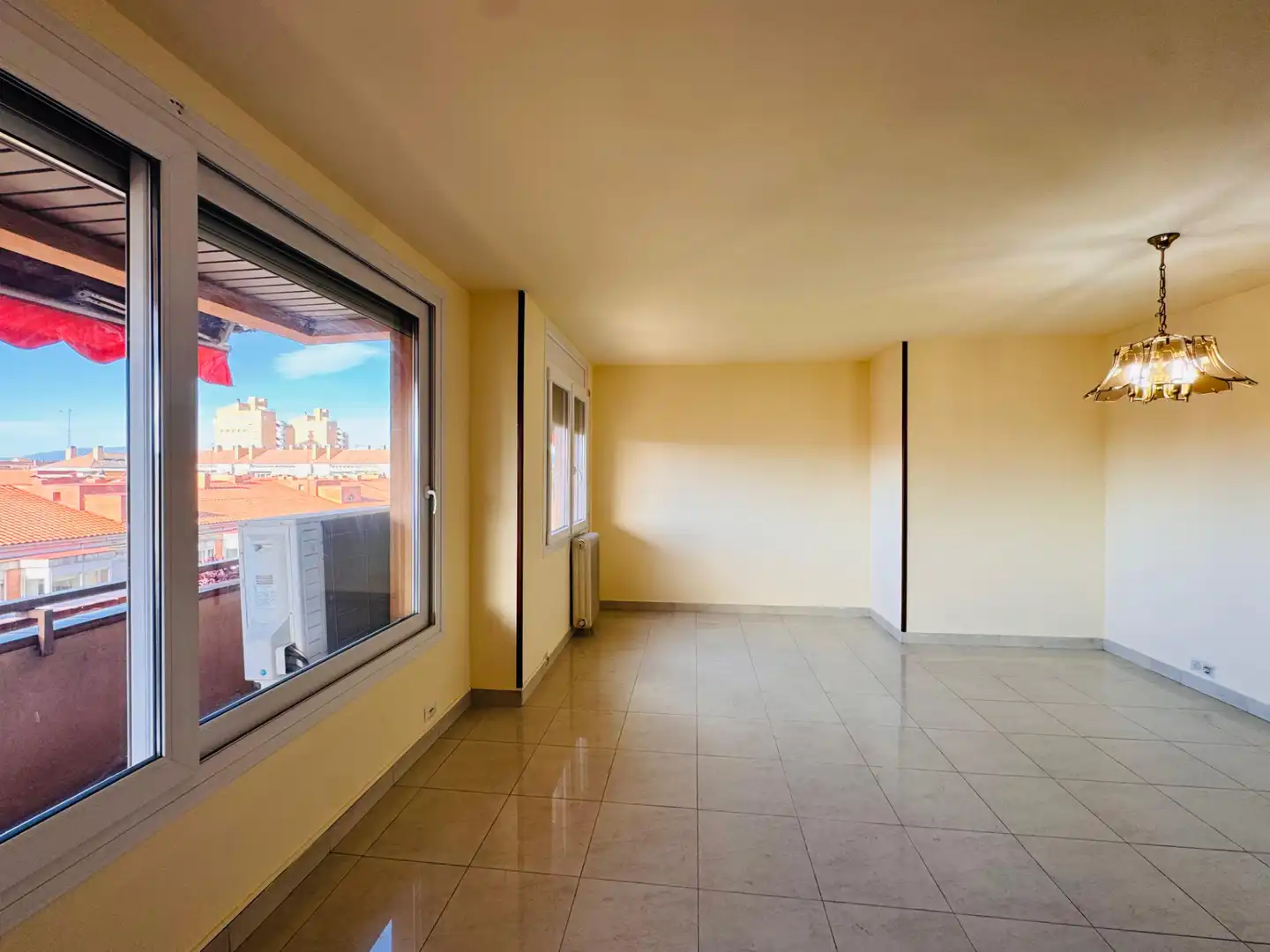 Living room of Flat for sale in Girona  with Air Conditioner, Heating and Terrace