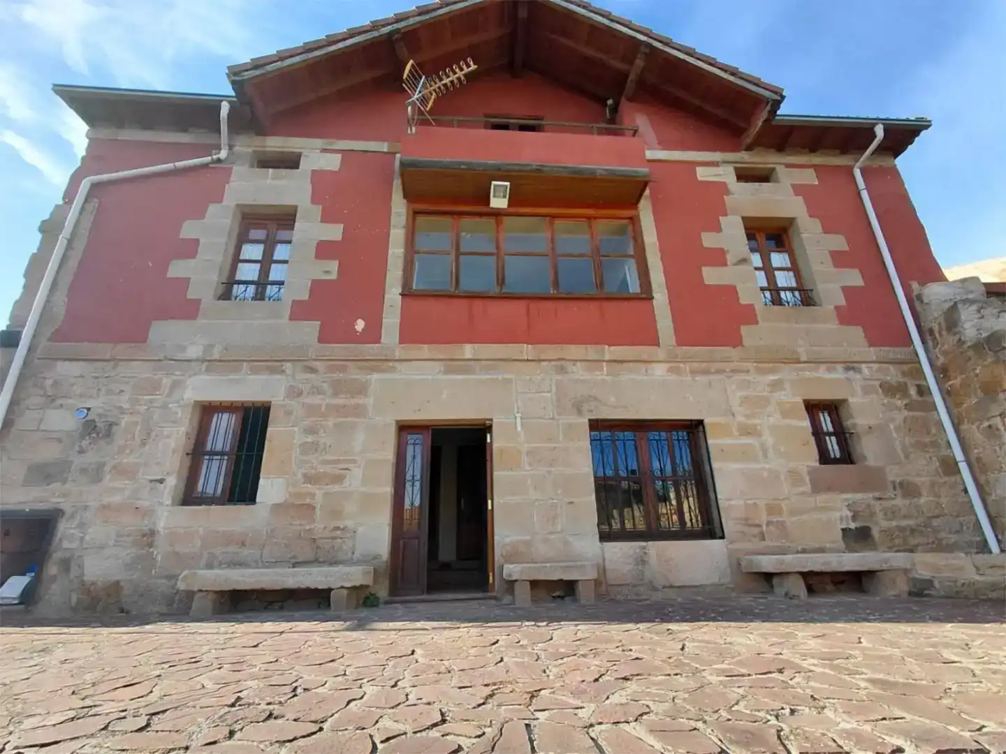 Vista exterior de Casa adosada en venda en Valderredible amb Piscina i Balcó
