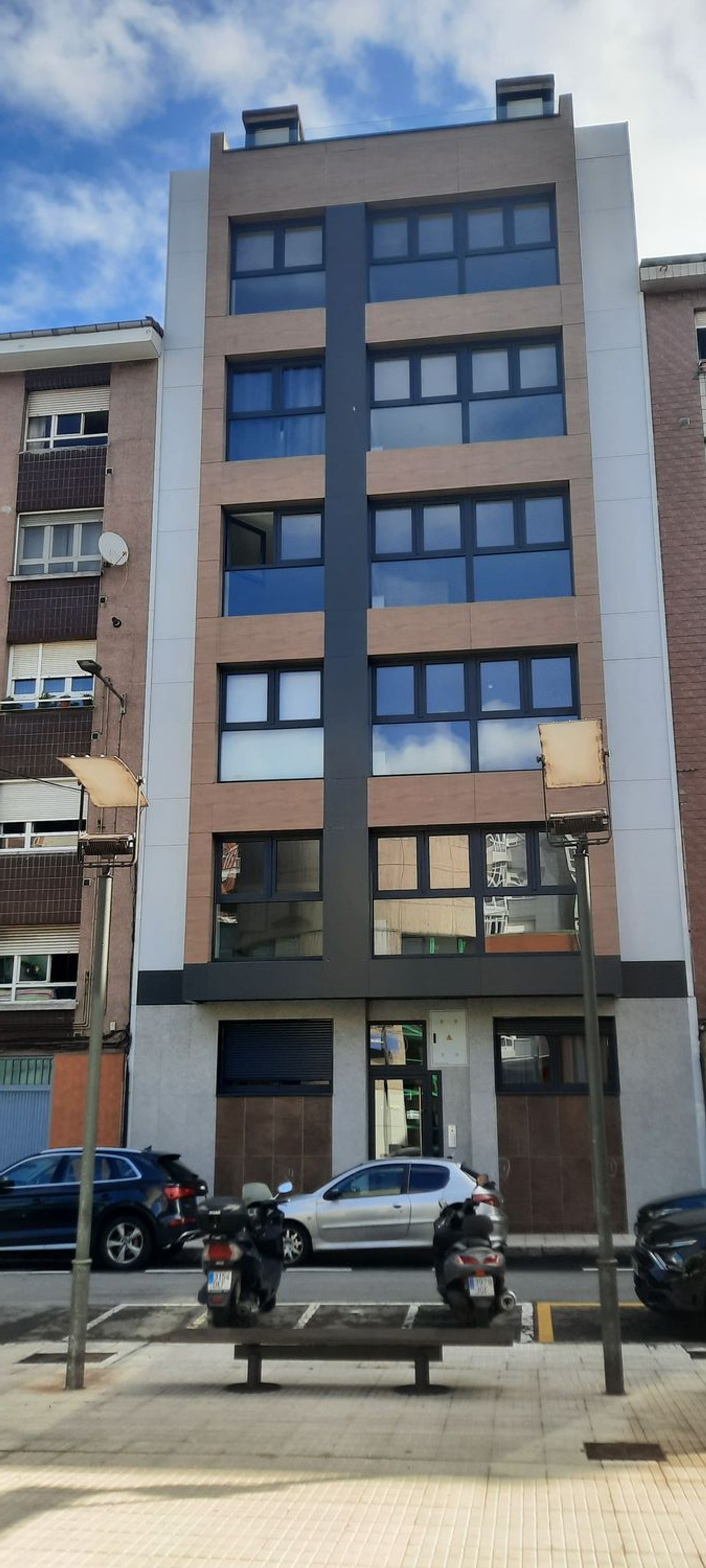 Vista exterior de Pis en venda en Gijón  amb Calefacció, Terrassa i Piscina