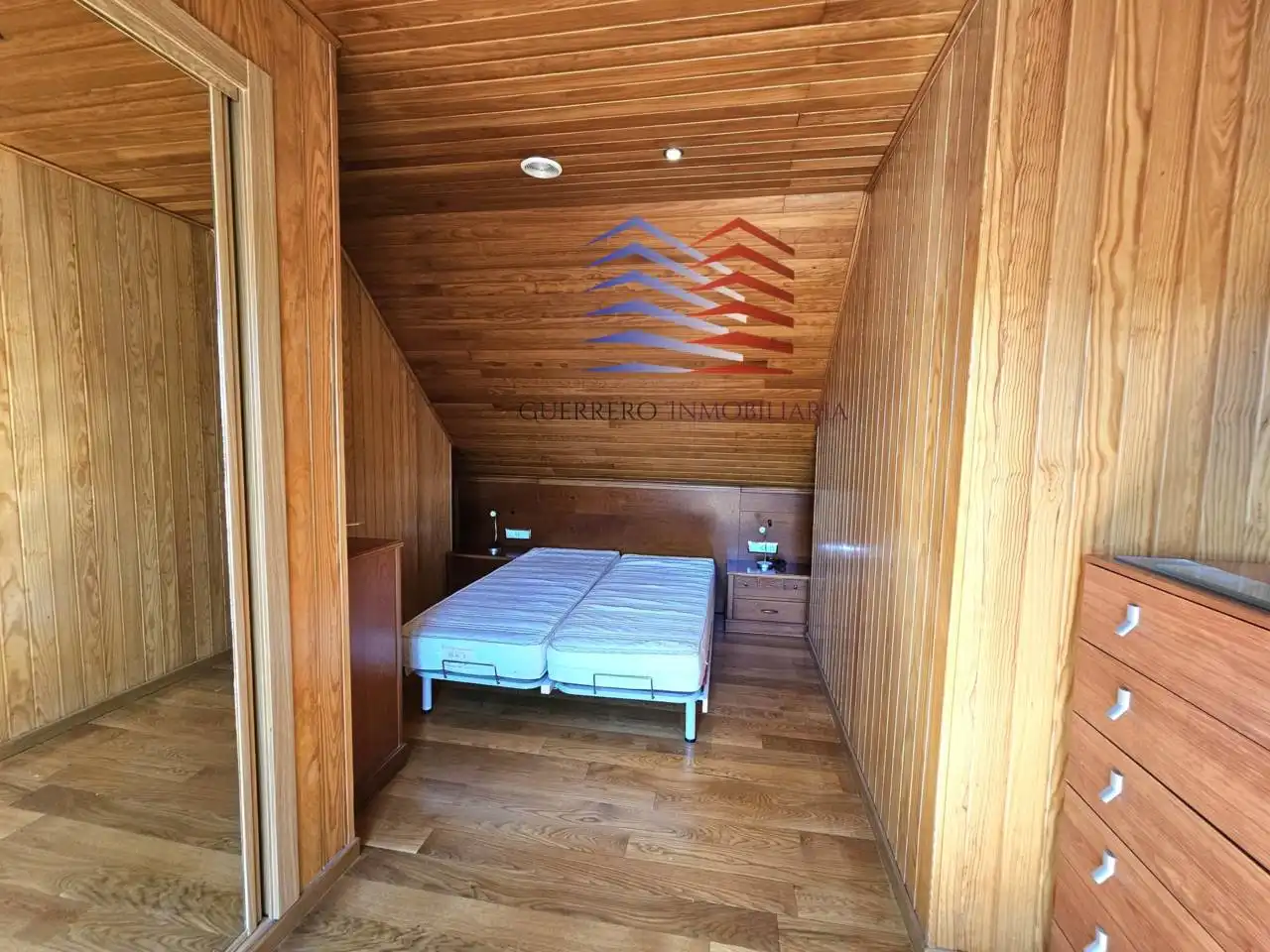 Dormitori de Dúplex de lloguer en Ourense Capital  amb Calefacció, Parquet i Terrassa